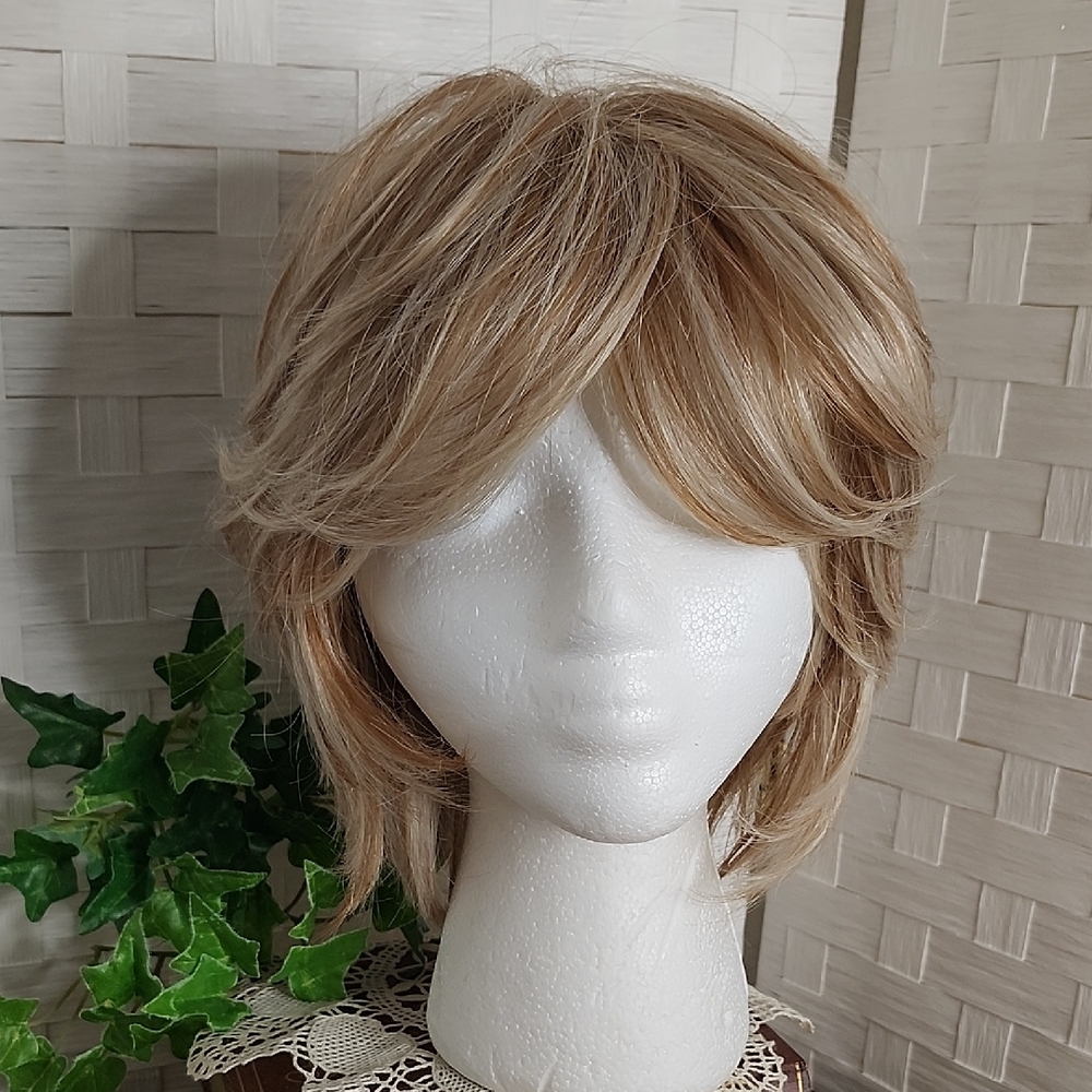 👉*CUTE* 10" SHORT PIXIE SHAG WIG WITH BANGS ~BLOND W/ REDDISH HIGHLIGHTS ~AVG